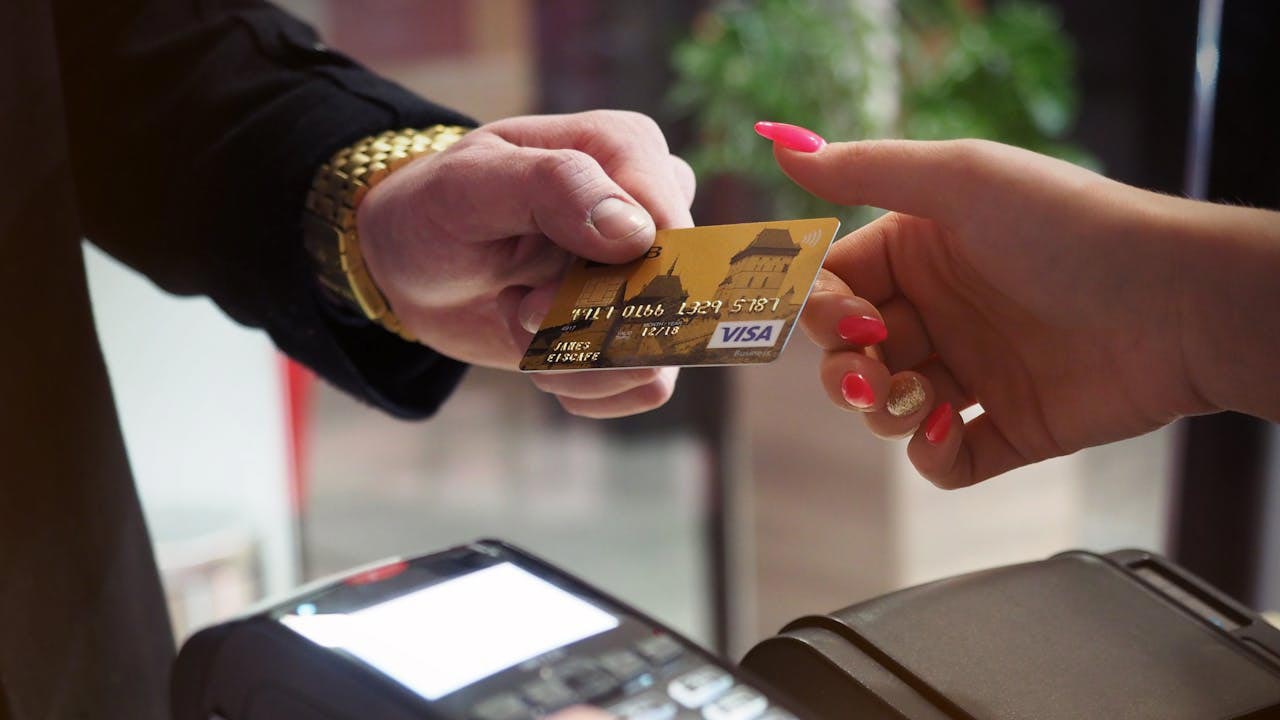 Credit Card vs. Debit Card: Which One’s Safer?