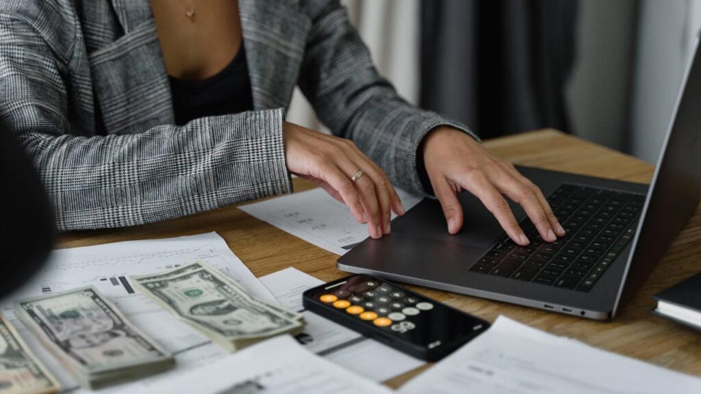Understanding the Yearly Salary from an $18 Hourly Wage