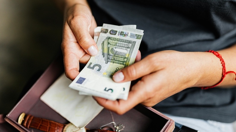 How To Save $10,000 in a Year in 10 Simple Steps
